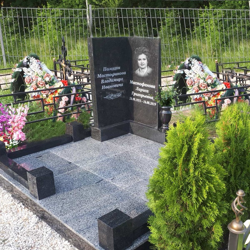 Двойной памятник из чёрного гранита с гравировкой