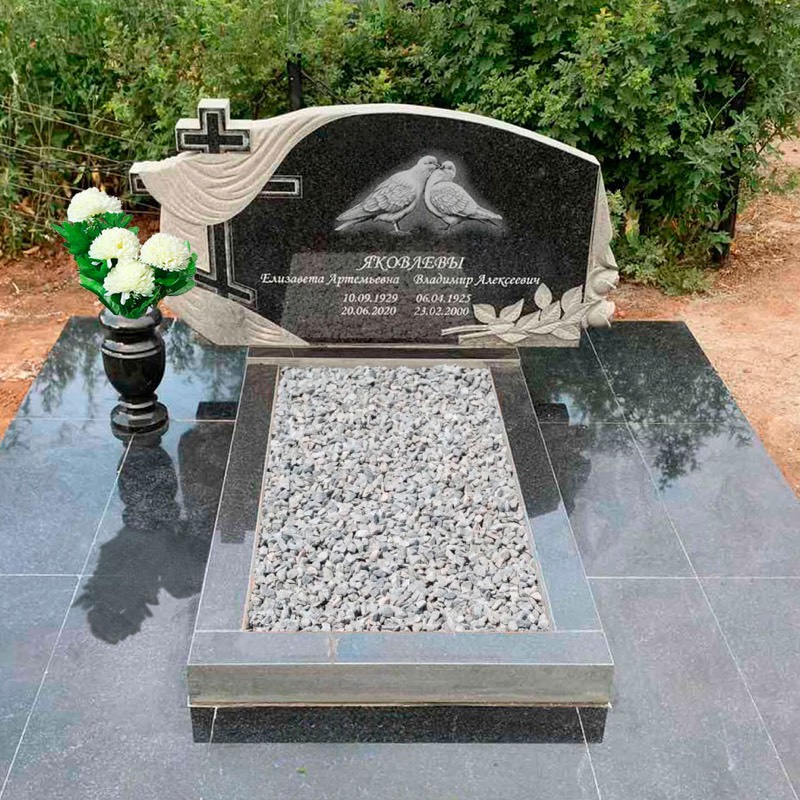 Горизонтальный памятник с крестом и голубями