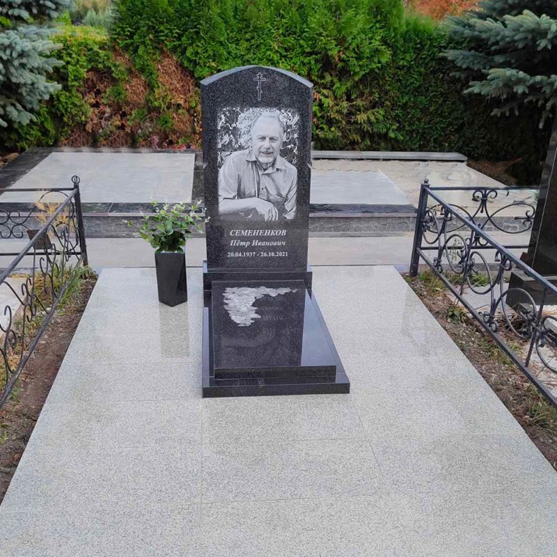 Памятник из чёрного гранита с цветным портретом